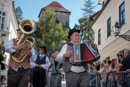 Izjemen obisk zaznamoval 50. Dneve narodnih noš in oblačilne dediščine v Kamniku (Blaž T. Muc)  (9)
